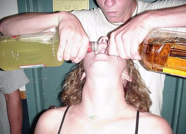 Шикарная блондинка раздевшись мастурбирует волосатую киску и трахает её горлышком бутылки из под шампанского