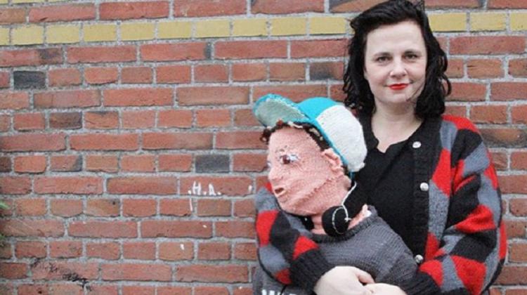 Mamma uzada dabiska izmēra lelli dēla izskatā, lai būtu, ar ko apskauties