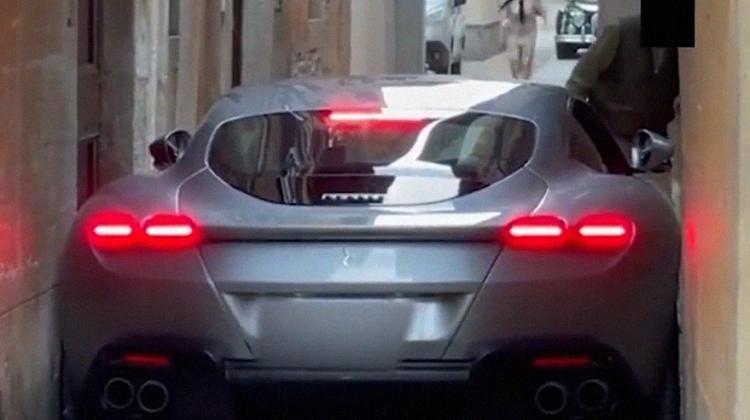 Ferrari vadītājs nonāk neapskaužamā situācijā, kad viņa auto iesprūst starp ēkām