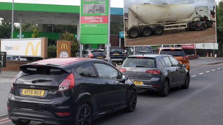 Britu autobraucēji, cerot tikt pie benzīna, seko betonvedējam