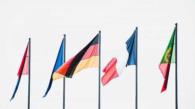Pasaulē ir 9 valstis, kuru nosaukums sākas ar burtu L. Vai atpazīsti to karogus?