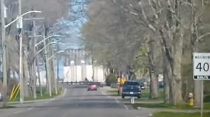 Cilvēki ir pārliecināti, ka ir atraduši kļūdu «Matriksā», ieraugot šo video