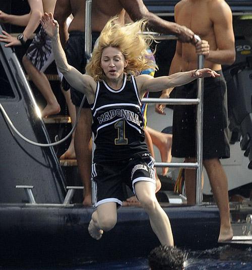 Madonna krīt ūdenī Autors: Fosilija Dažas tizlas slavenību bildes