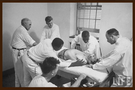 Pacients saņem šoka terapiju... Autors: LittleWolf Pamestā Vorčesteras slimnīca