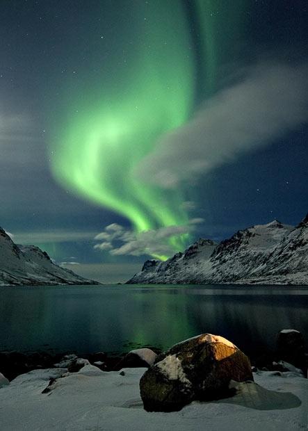 Gaisma uz akmeņa ir no bākas... Autors: KingOfTheSpokiLand Ziemeļblāzma Norvēģijā!