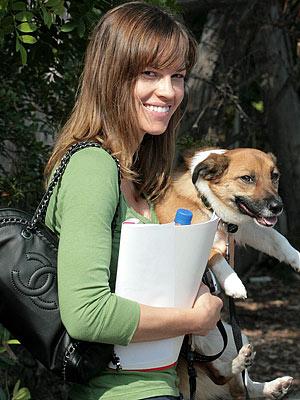 Hilary Swank and Karoo Autors: Fosilija Slavenības ar saviem suņiem :)