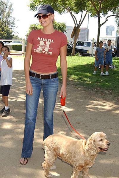 Charlize Theron and her dog... Autors: Fosilija Slavenības ar saviem suņiem :)