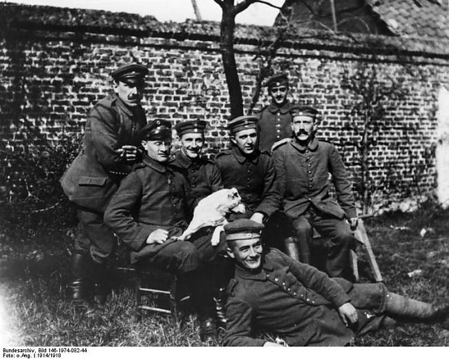 Pirmais pasaules karš  1913 ... Autors: MiniMe "Zvēra dzimšana" jeb Hitlera biogrāfija