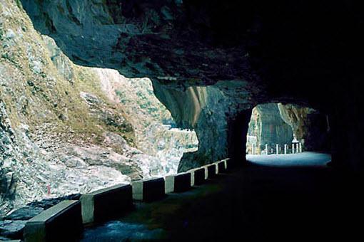 Taroko Gorge Road in Taiwan... Autors: eshan Pasaules sarežģītākie un bīstamākie ceļi