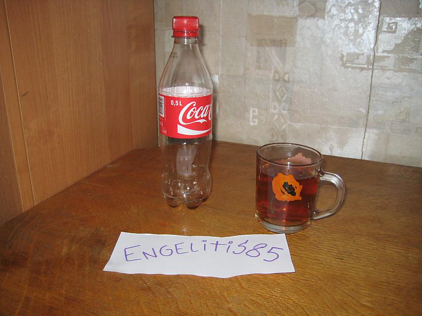  Autors: Fosilija tukša kolas pudele un krūze ar tēju.