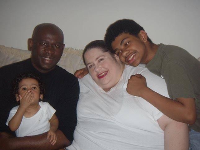 Donna Simpsone ar bērniem un... Autors: tvixa Viņa vēlas sasniegt 460 kg.