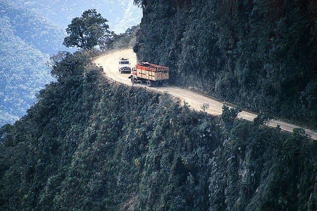 Nāves ceļš Bolīvijā Tiek lēsts... Autors: jippo Pasaules interesantākie autoceļi.