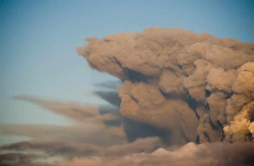 Smoke billows from a volcano... Autors: ixtys Islandes Eyjafjallajokull volcano