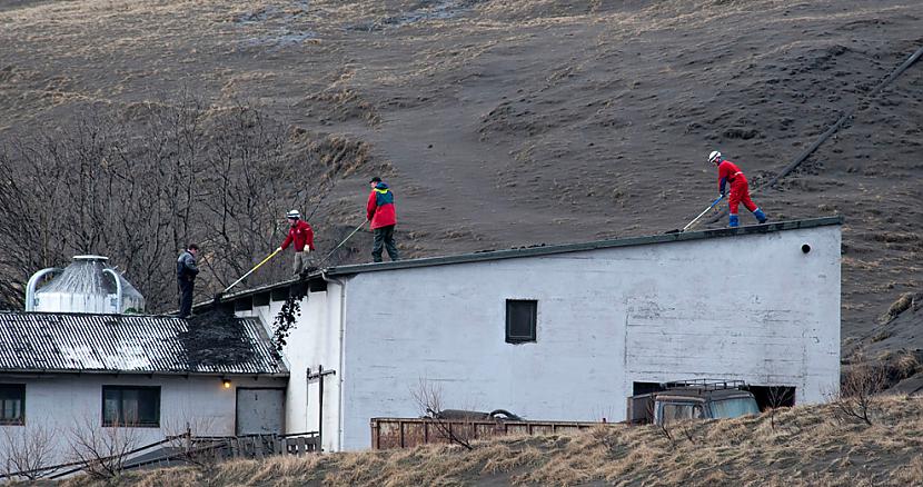 A rescue team helps landowners... Autors: ixtys Islandes Eyjafjallajokull volcano