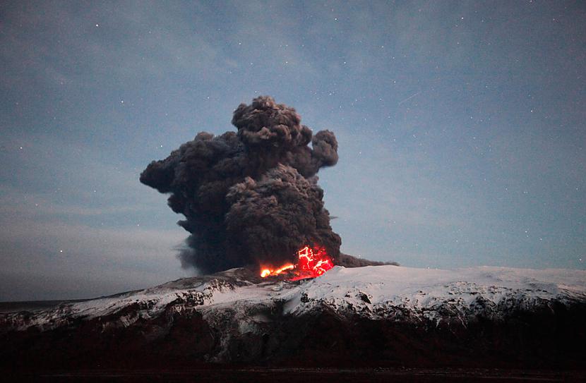 Lava and lightning light the... Autors: ixtys Islandes Eyjafjallajokull volcano