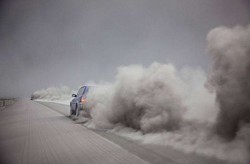 A car is seen driving near... Autors: ixtys Islandes Eyjafjallajokull volcano