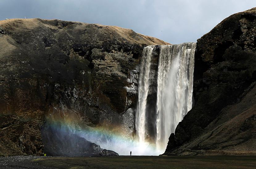 A woman stands near a... Autors: ixtys Islandes Eyjafjallajokull volcano