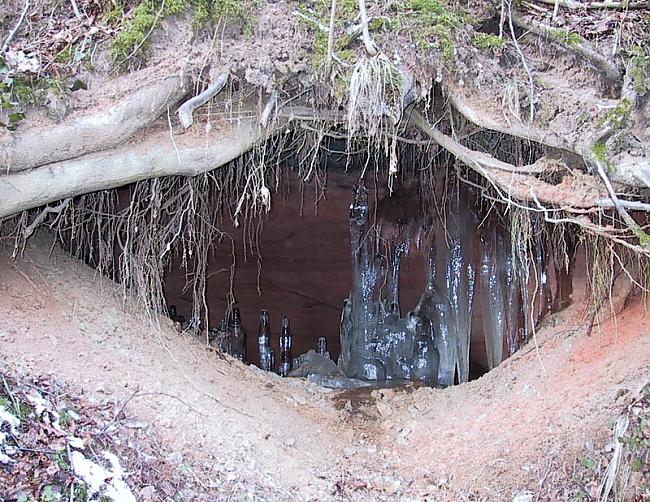 Ala ar ledus stalagmītiem un... Autors: uspakojsa Leduskritumi