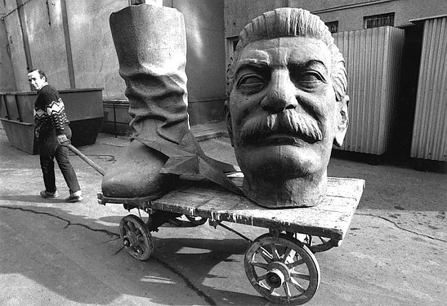 1990 gads Ungārija  Staļina... Autors: Durbes Galerts Fotogrāfijas, kuras iegājušas vēsturē.