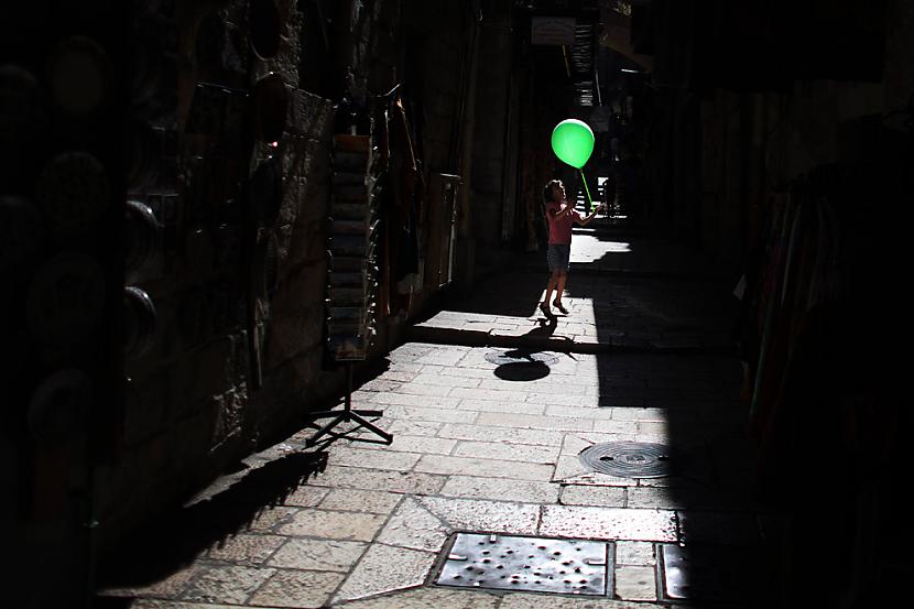 A Palestinian girl plays with... Autors: mehmeh Vieglāks par gaisu