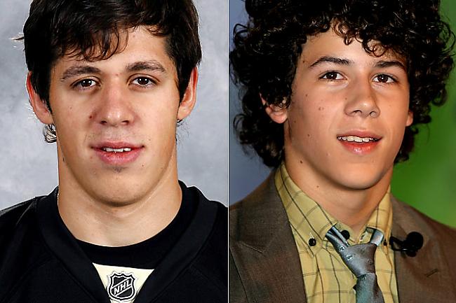 Evgeni Malkin un Nick Jonas Autors: King Ring Hokejistu un aktieru vienādības.