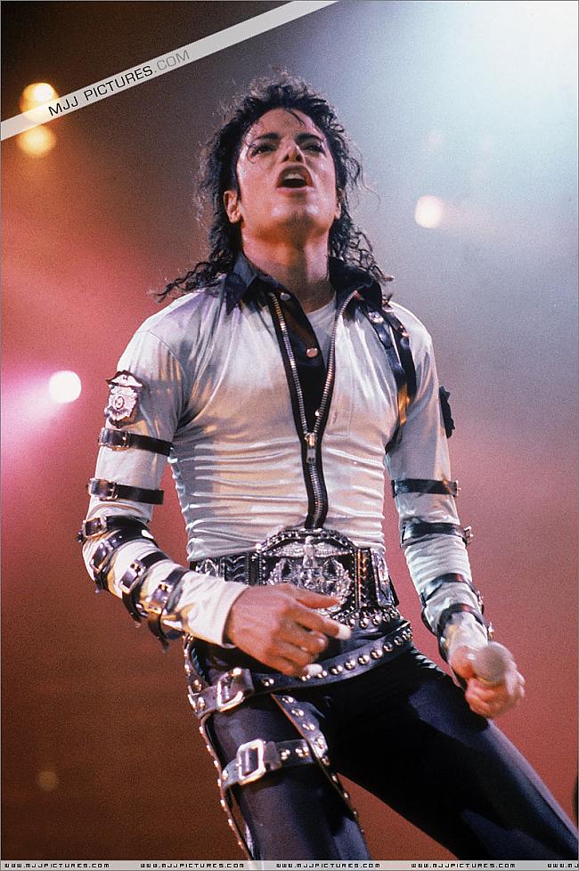 Bad world tour 1987  1989 gads Autors: kik122 Maikls Džeksons uz skatuves un vēl citas bildītes..