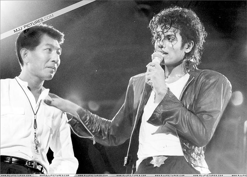 Bad world tour 1987  1989 Autors: kik122 Maikls Džeksons uz skatuves un vēl citas bildītes..