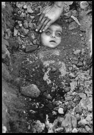 Nezināma bērna apglabāšana Šis... Autors: Gossīc Bhopal tragedy (Bopālas traģēdija)