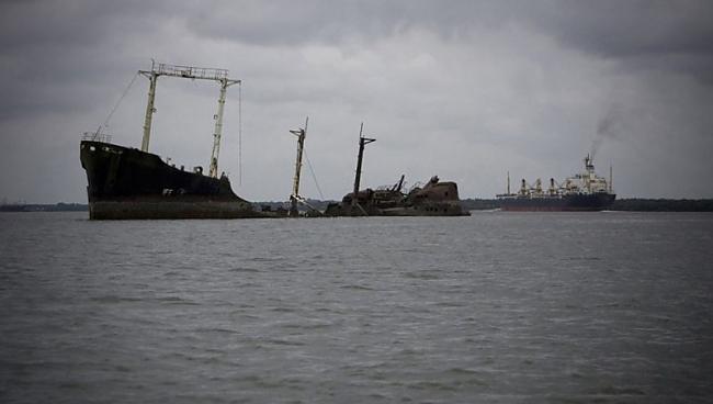 Naftas tankeri gaida pievedumu Autors: Pirāts Nigērijas naftas pirāti.