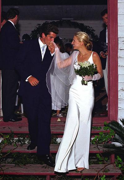 Carolyn Bessette palūdza savam... Autors: Horneta Visu laiku vislabāk ģērbtās līgavas