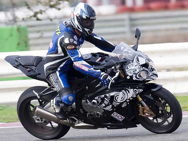  Autors: SeMaKs BMW S1000 RR – sacīkšu motocikla ielas versija