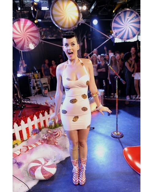 Katy Perry looks like Princess... Autors: viņš Rock Stars Fashion: Praises & Friendly Advice