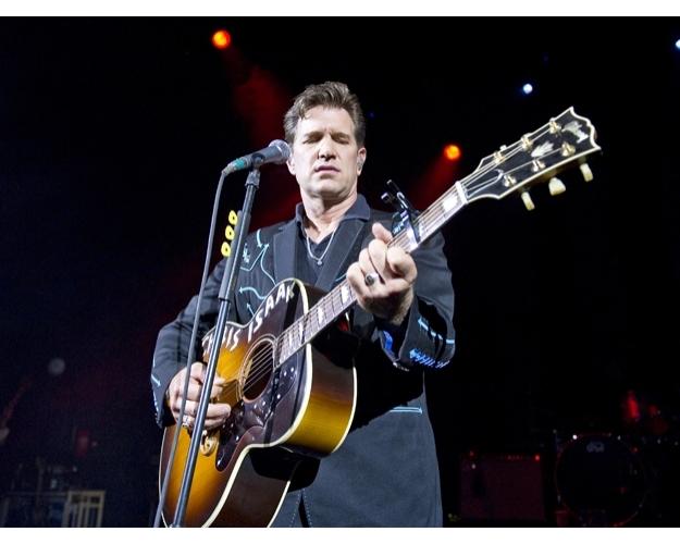 This is Chris Isaak His guitar... Autors: viņš Rock Stars Fashion: Praises & Friendly Advice