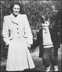 John Lennon ar Mimi 1940 Gada... Autors: jeezuscat Mimi Smith - John Lennon tante un legālā aizbildne.