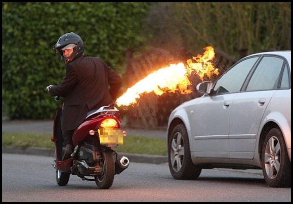 Lūk šis ir skuters kurš spļauj... Autors: yoyed Džeimsa Bonda fans izgudro skuteri – uguns spļāvēju
