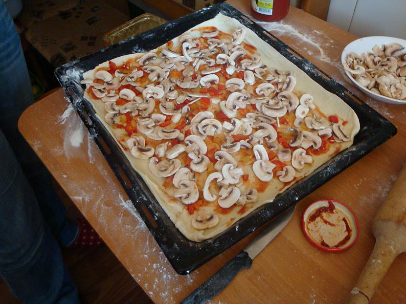 Picas pamatni iesmērējam ar... Autors: Mōna Vienkāršā pica :)