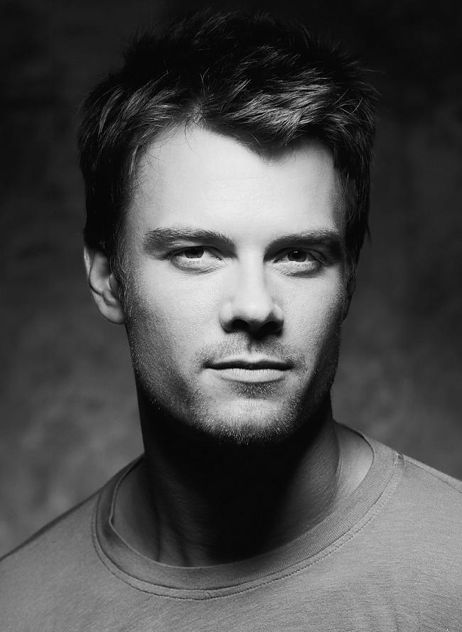  Autors: dea Josh Duhamel