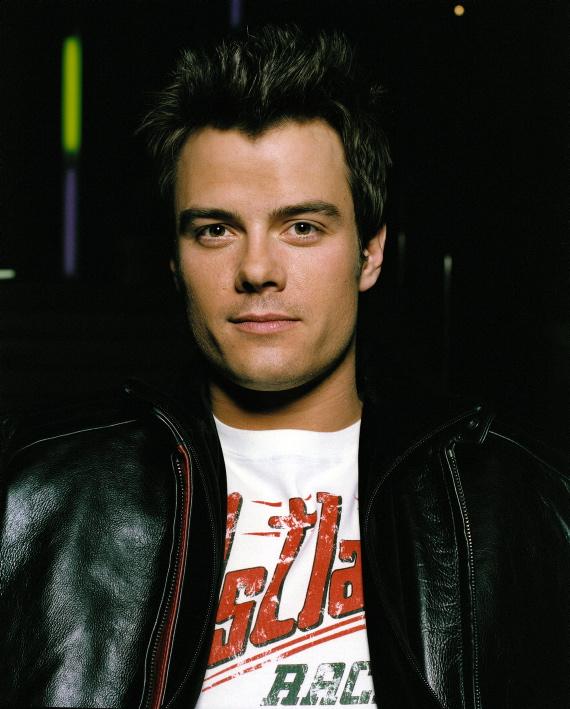  Autors: dea Josh Duhamel