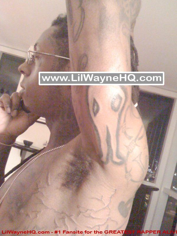 daži vēnu tattoo uz kreisā... Autors: Lil Beast Lil Wayne Tattoos