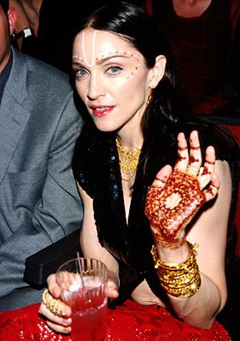 16 vietā Madonna 1998gads Autors: Kkalipsa 20 visbriesmīgākie tērpi VMA vēsturē