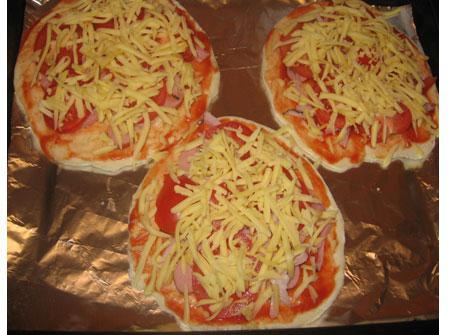 Uzber virsū kārtīgi sieruun... Autors: Marty loh Kā mājās uztaisīt picu?