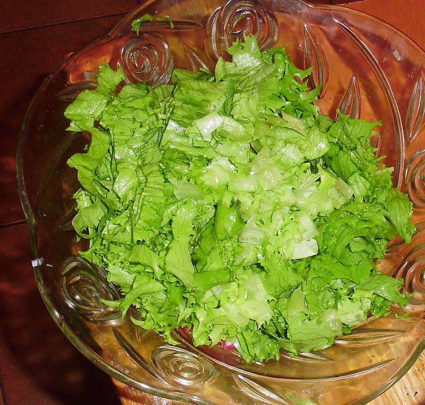 sagrieztos salātus pievienojam... Autors: laurinjaa3 Salāti-Zaļumiņš pirms ziemas