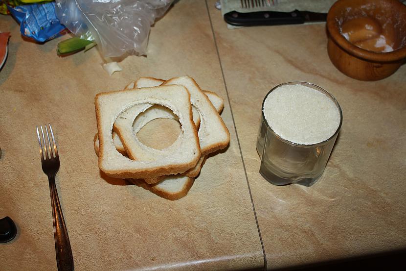 No maizes ar glāzes palīdzību... Autors: 24caratgold Viena lata (laša) maizītes