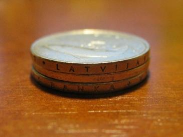 viltotā monēta vidū  bez... Autors: inyourdreams Viltota monēta- 1 lats