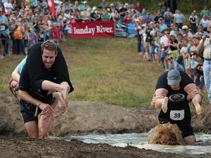 Sievu nešanas festivāls... Autors: vikucka Trakākie sporta veidi pasaulē