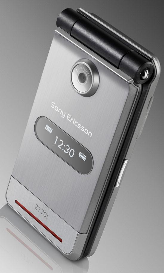 Sony Ericsson „ieliek jūsu dzīvi” atvāžamā tālrunī, iz