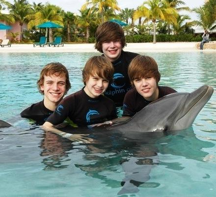 Autors: mazakuce J. Bieber mīl delfīnus