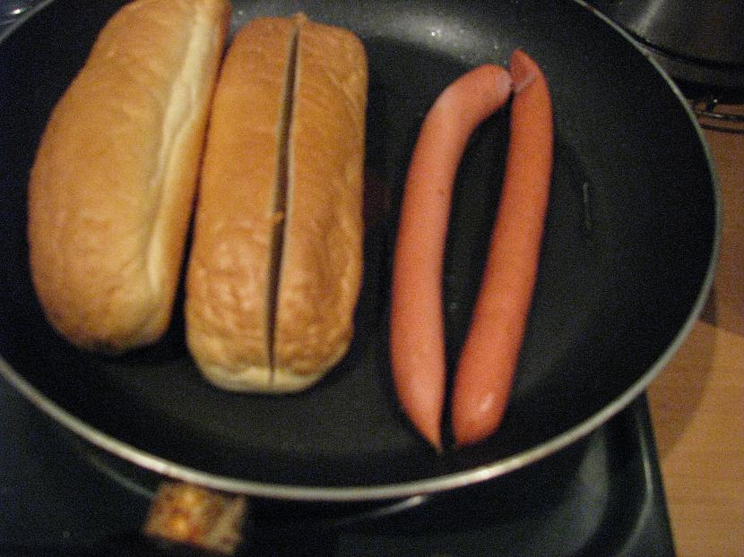 Uzliekam desiņas un maizītes... Autors: Nāriņš Hotdogs mājas apstākļos!
