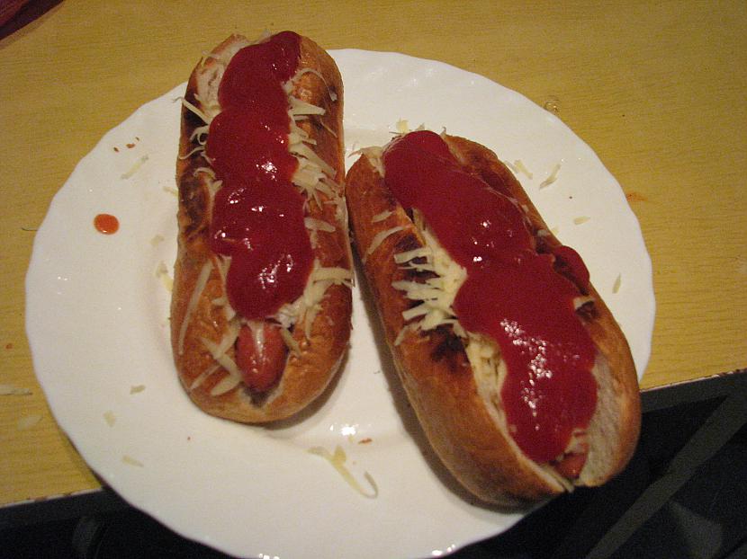 Un pievieno tomātu mērci Kas... Autors: Nāriņš Hotdogs mājas apstākļos!
