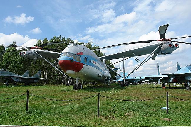 Lielākais helikopters Mil Mi12... Autors: CaMaRo Lielākās jebkad uzbūvētās tehnikas vienības